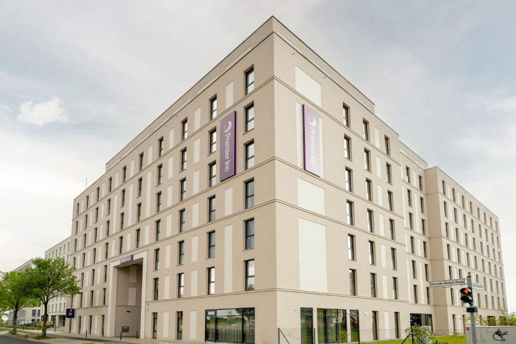 Premier Inn Berlin Airport (1)