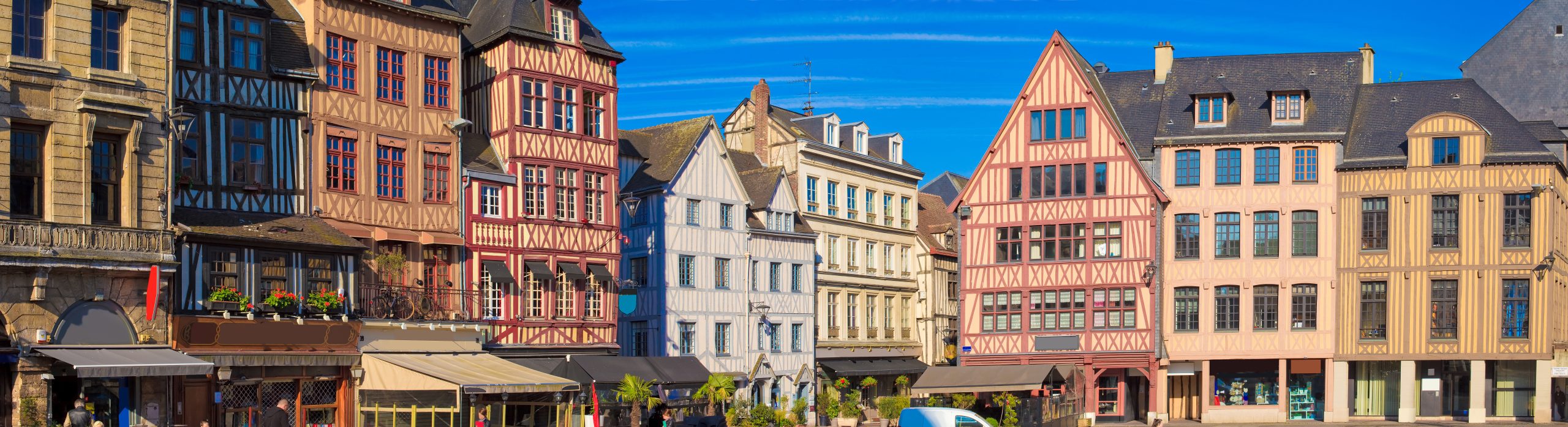 Rouen, vieilles maisons de la place du vieux marché, Normandie Colourful half-timbered houses lining a historic square in Rouen, showcasing the city’s traditional Norman architecture.